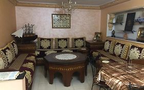 شقة توجد وسط مدينة طنجة و تتوفر على كامل التجهيزات الضرورية خاصةبالعائلات